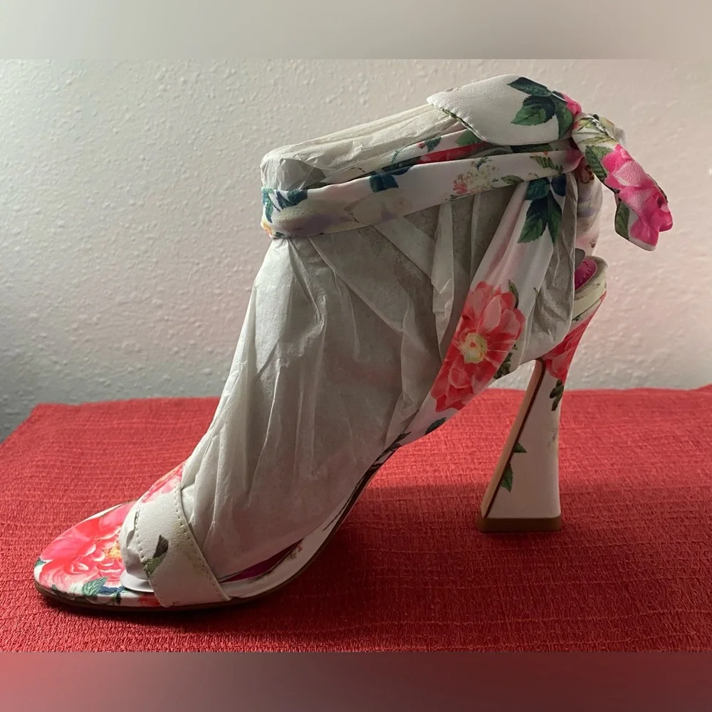NWT.. NINE WEST FLORAL WRAP SANDALS - Picture 12 of 16
